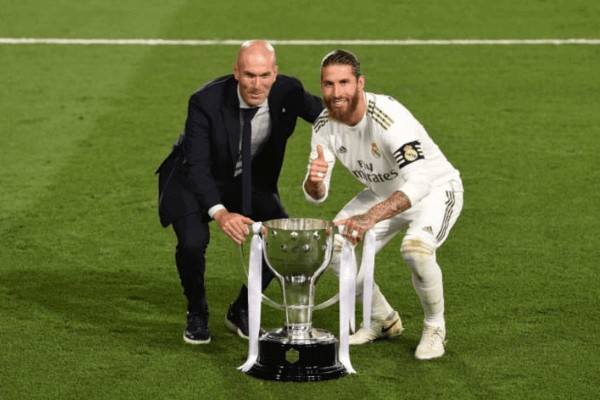  Cầu thủ Ramos và chiếc cup vô địch