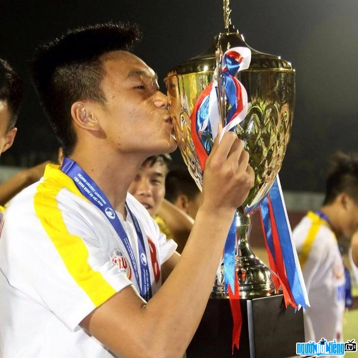 Cầu thủ Nguyễn Thành Chung ăn mừng cup vô địch