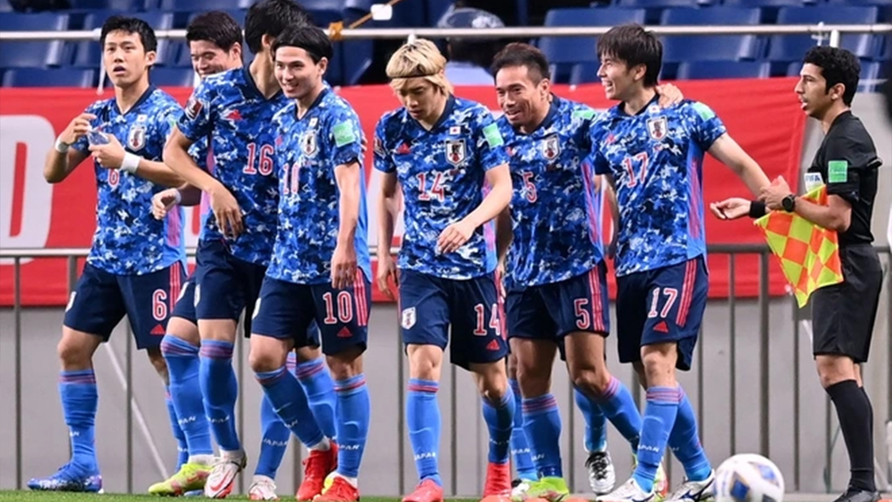 Áo thi đấu trên sân cỏ của đội tuyển Nhật Bản