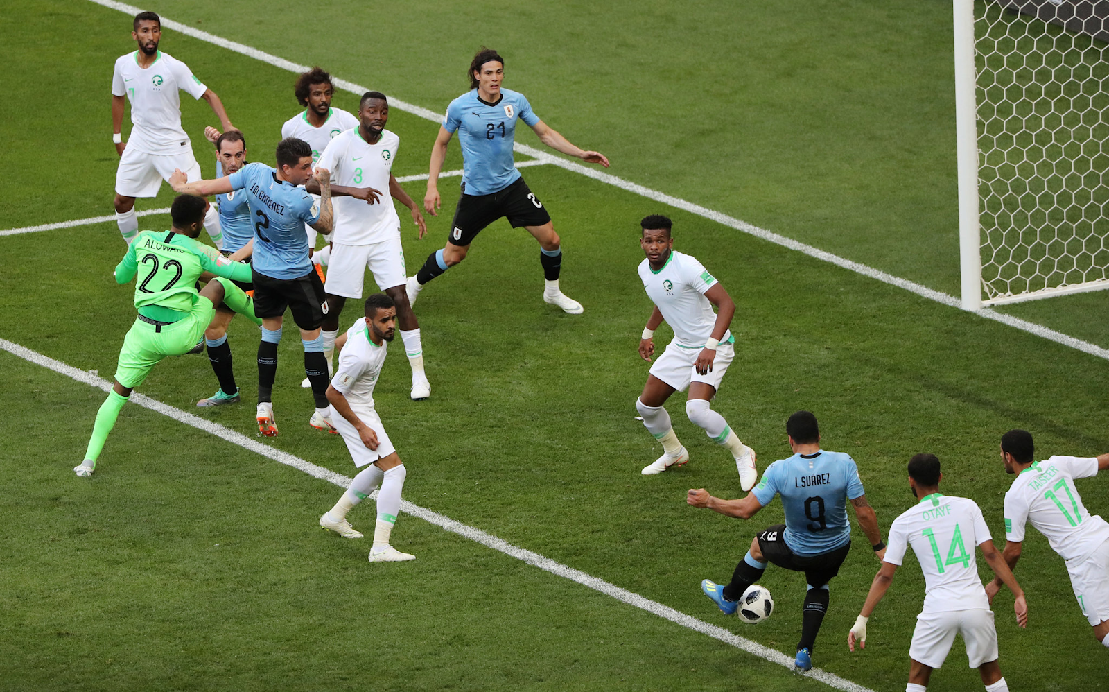 Suarez đang nắm giữ tình huống ghi bàn cho Uruguay 